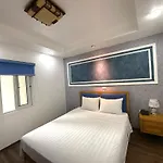 Khách sạn và Spa Holiday Suites