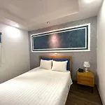Khách sạn và Spa Holiday Suites